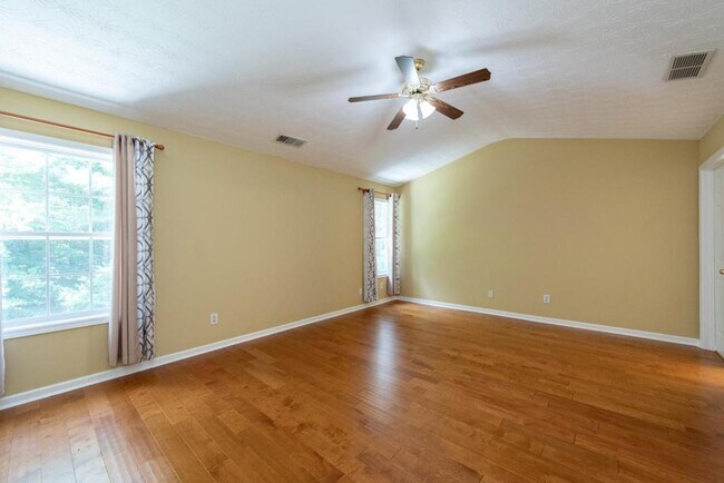 Building Photo - 2227 Longmont Dr