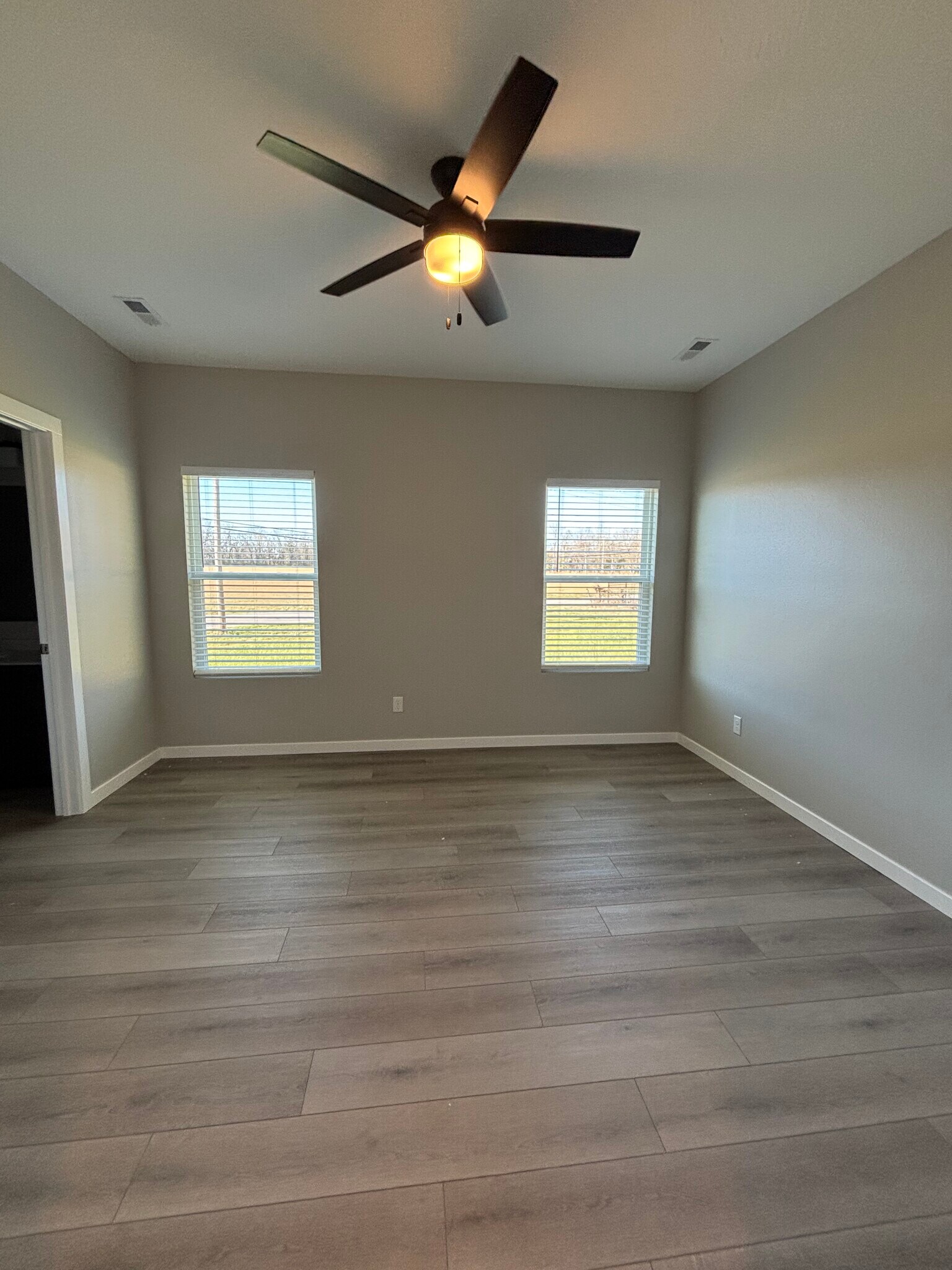 Building Photo - 4940 W Minota St