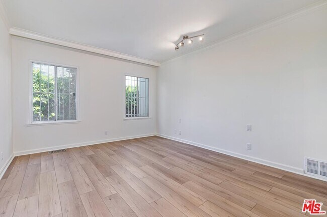 Building Photo - 119 N Almont Dr