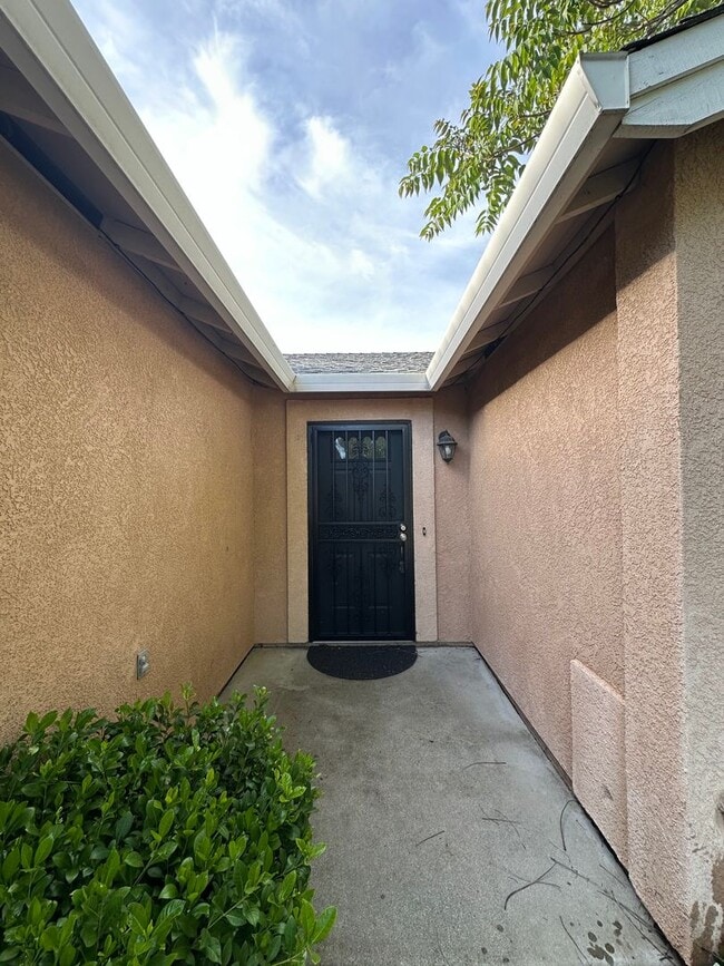 Building Photo - Well maintained home in desirable neighborhood!