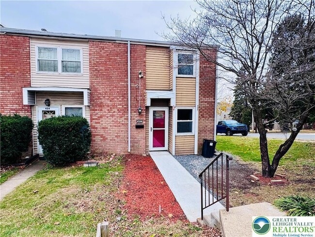 Building Photo - 402 S Bradford St