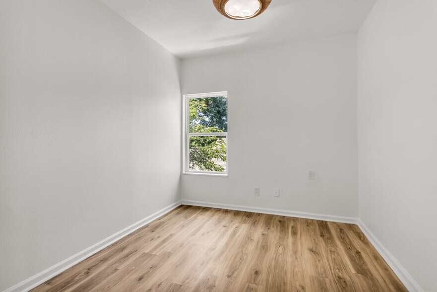 Building Photo - 5624 East Side Ave