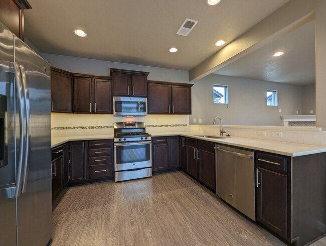 Building Photo - Gorgeous 3-Bedroom, 2.5-Bath Home on Corner Lot In Eugene!