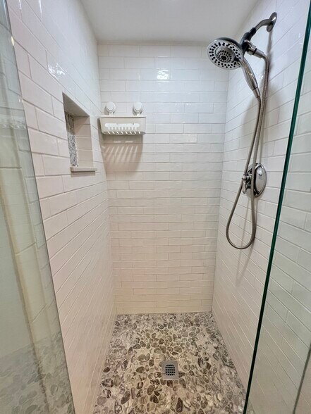 Building Photo - 1004 Paradise Rd