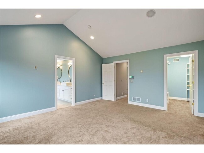 Building Photo - 517 River St