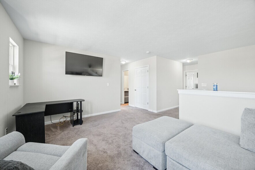Building Photo - 4007 Woodview Dr