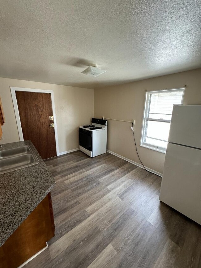 Primary Photo - 209 E Mt Hope Ave