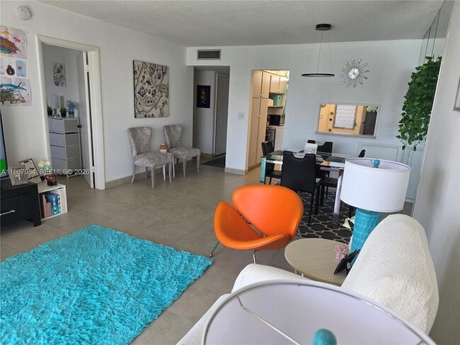 Building Photo - 2861 Leonard Dr