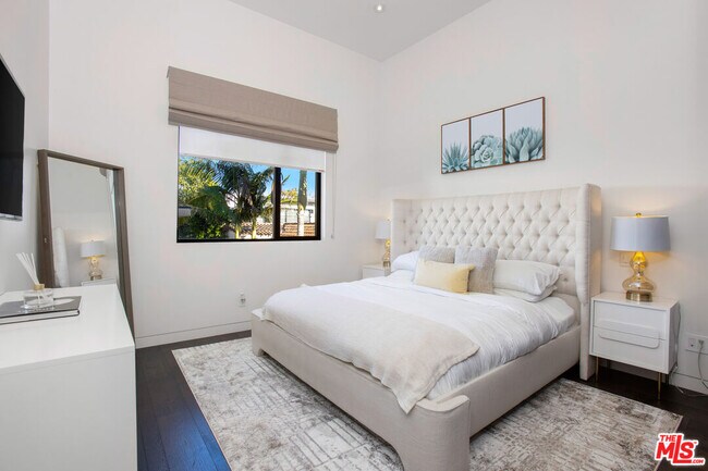 Building Photo - 454 N Sweetzer Ave