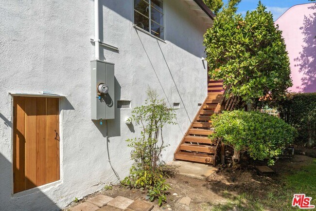 Building Photo - 3444 S Bentley Ave
