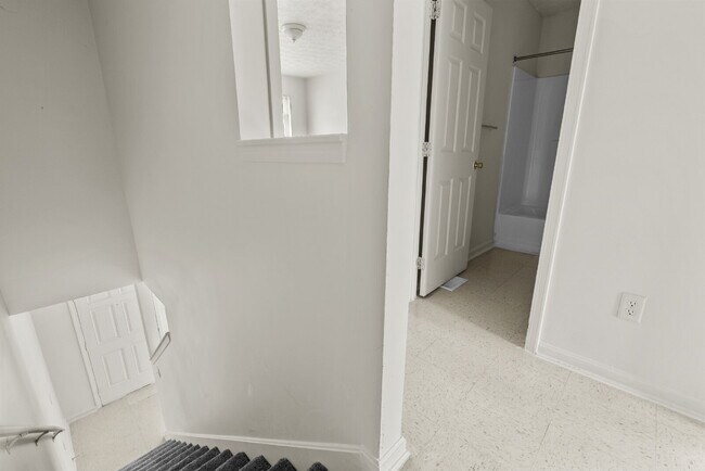 Building Photo - Charming Two Bedroom Townhome in South Louisville, Family-Friendly Neighborhood!