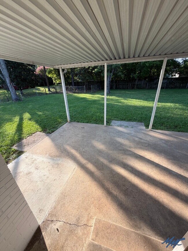 Building Photo - 1600 Parklawn Dr