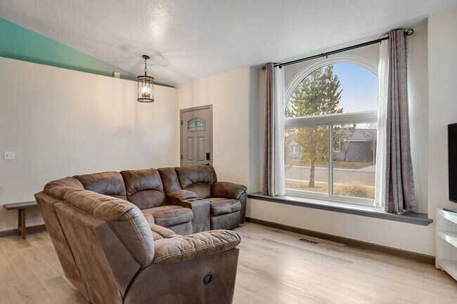 Building Photo - Furnished 3-Bedroom Home with Fenced Yard - Pet Friendly