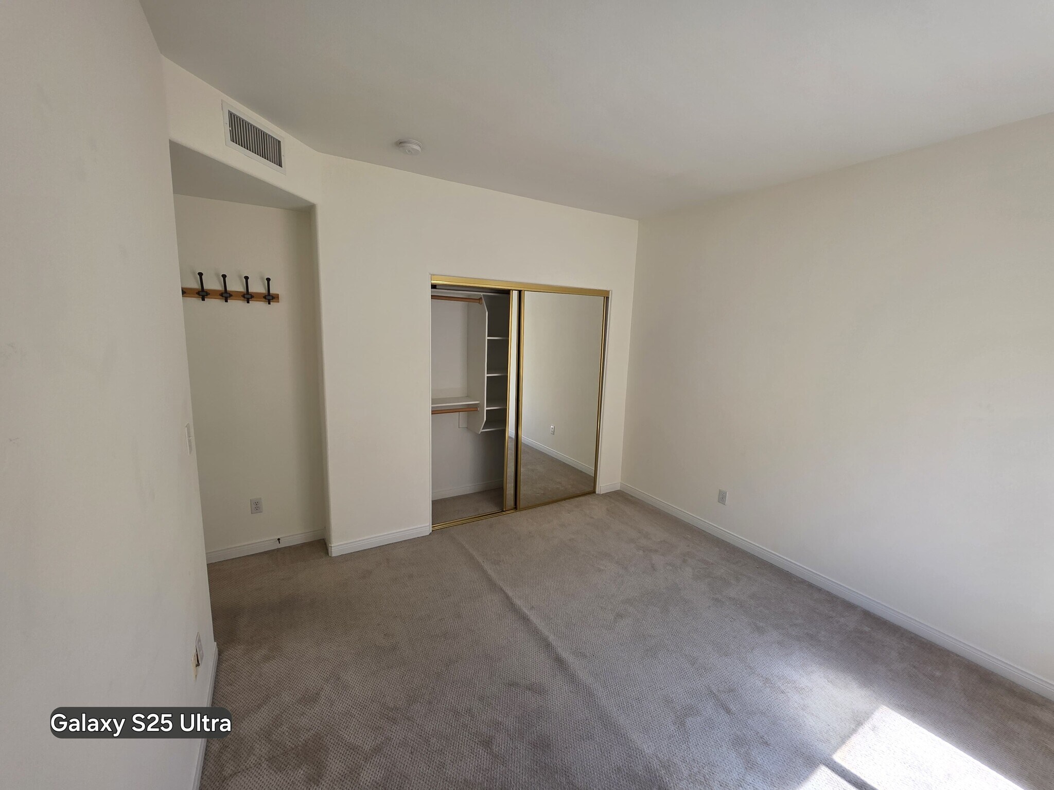 Building Photo - 5242 Vesper Ave