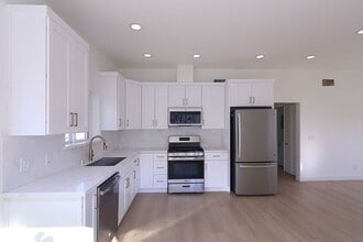 Building Photo - 621 W Glenoaks Blvd