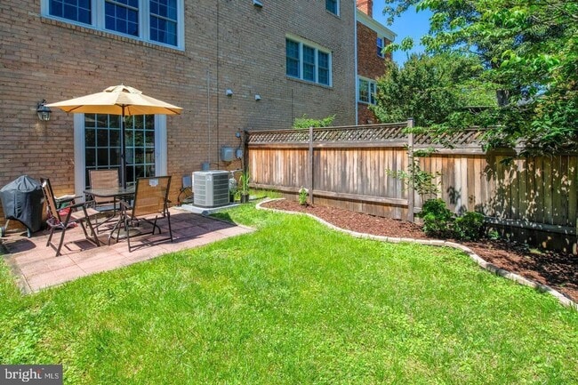 Building Photo - Charming townhome in the heart of McLean !!