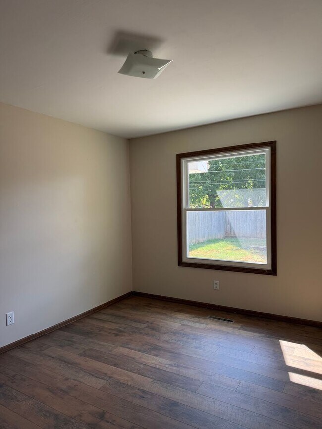Building Photo - 3735 N Pickwick Ave
