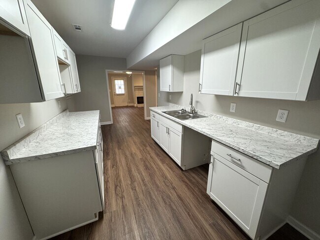 Building Photo - Five Points 6br House