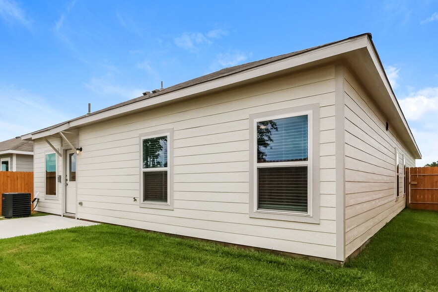 Building Photo - 15648 Plum Brk Dr