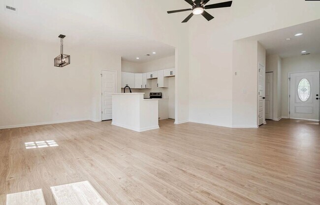 Building Photo - Newer 3 Bedroom, 2 Bath in North East Columbia- Available March 2026!