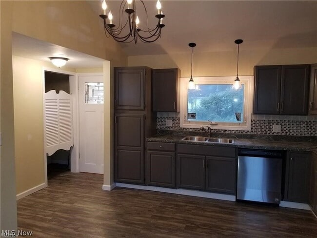 Building Photo - 2443 Amberly Dr