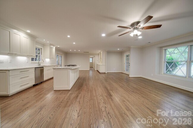 Building Photo - 6700 Castlegate Dr