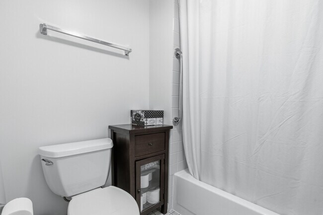 Building Photo - 1411 Clybourne St