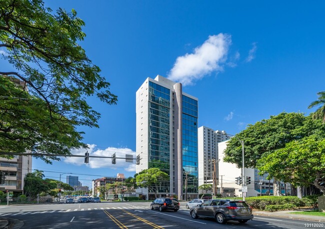 Building Photo - $4500/ 3 BED / 2 BATH in  PUNAHOU REGENCY