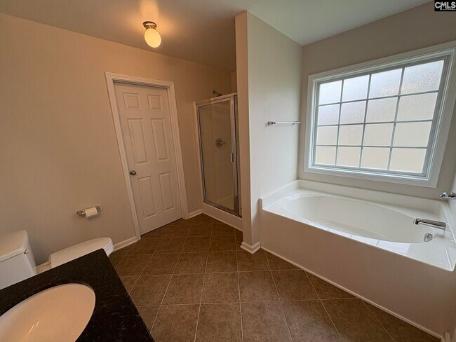 Building Photo - 137 Rossmore Dr
