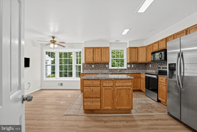 Building Photo - 6401 Wolf Run Hunt Ct