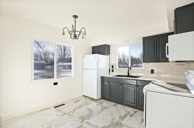 Building Photo - 2118-2118 Avalon Cir