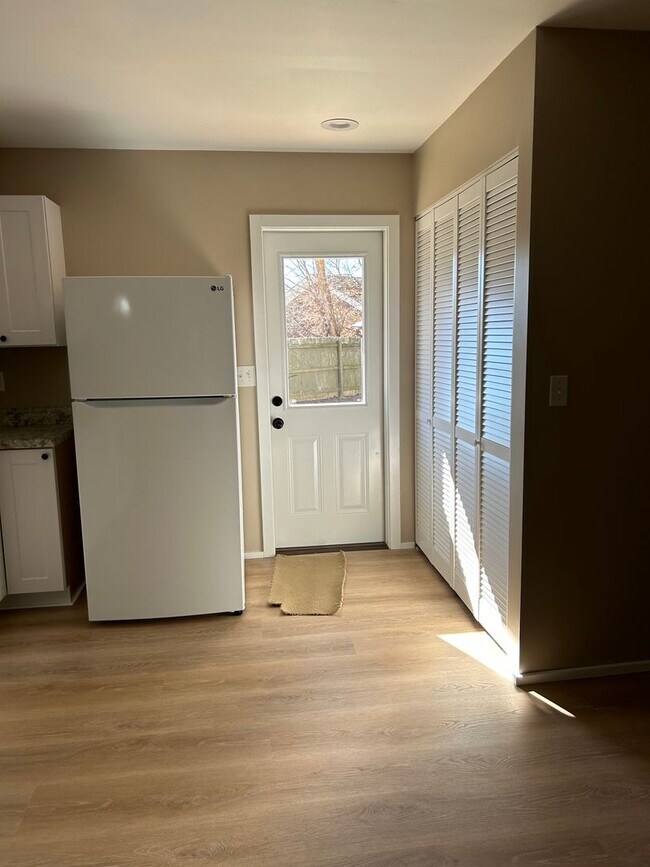 Building Photo - 400 Meadow Ln