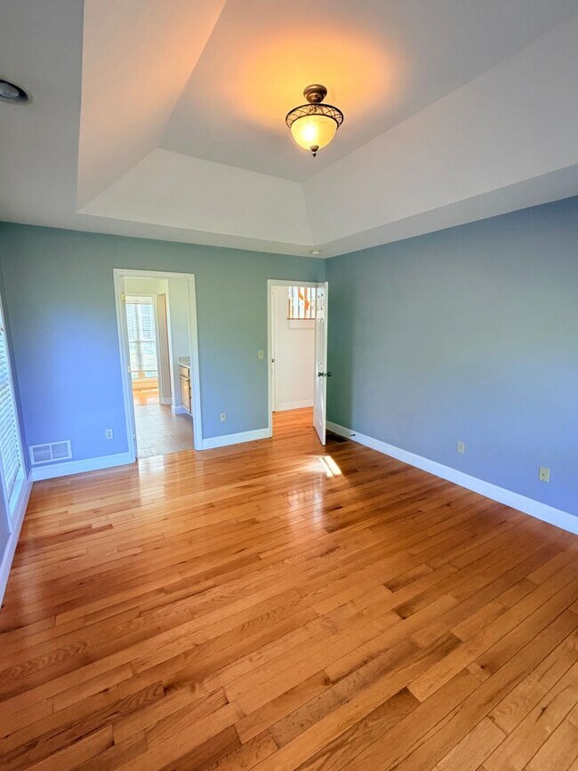 Building Photo - Spacious 3 Bed, 3.5 Bath Home - Convenient Mars Hill Location