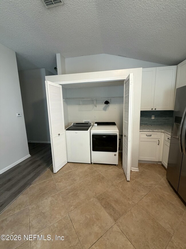 Building Photo - 286 Main St