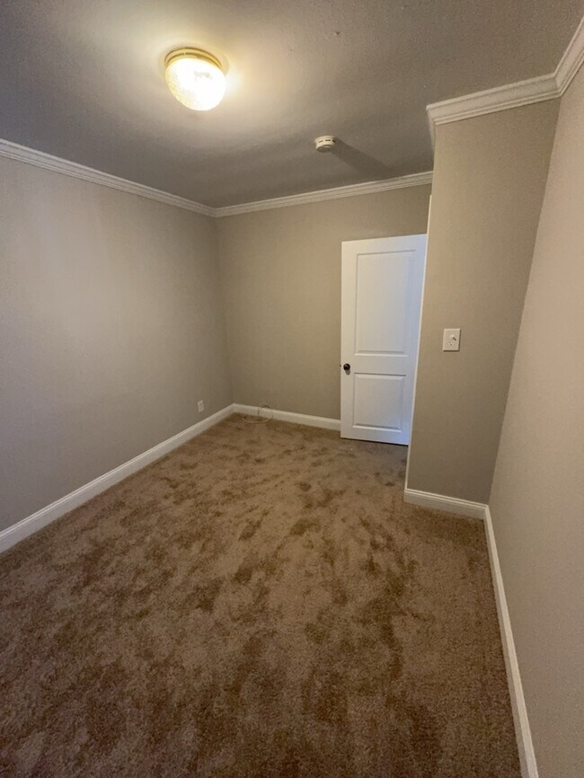 Building Photo - Charming 3 Bed, 2 Bath Ranch-Style Colonia...