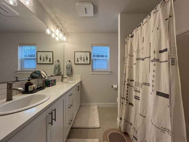 Building Photo - Open Concept 4BR Home with Island Seating, Loft & Spacious Living Room