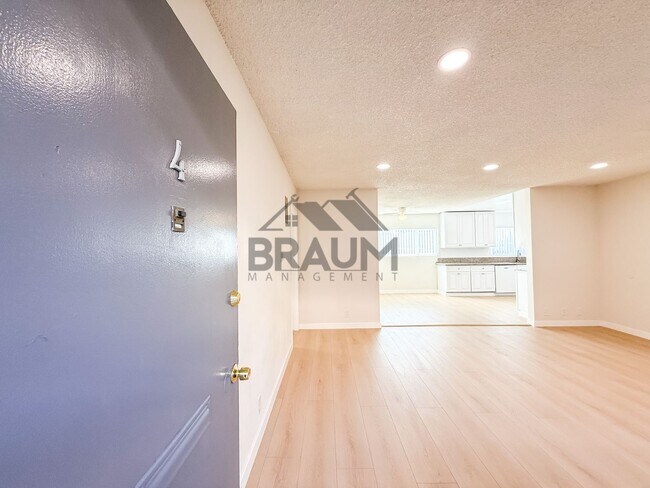 Building Photo - 13129 Oxnard St