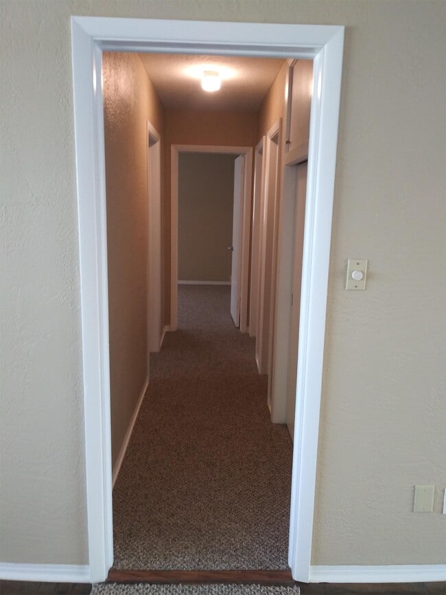 Building Photo - 32 Oakview Cir