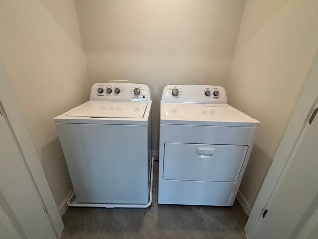 Building Photo - 3/2 Townhouse, Great Location