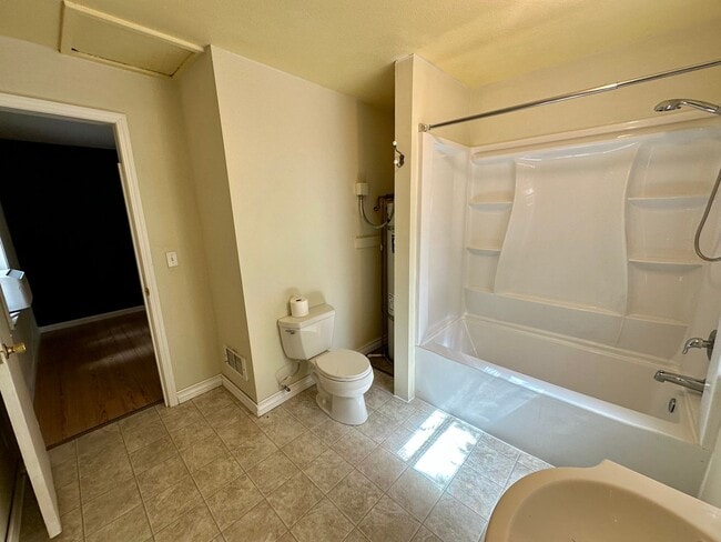 Building Photo - charming 1-bedroom, 1-bathroom home locate...