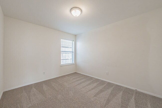 Building Photo - 3 Bedroom 2 Bath Home