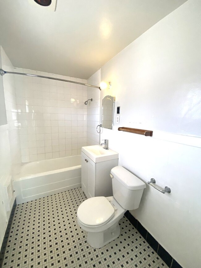 Building Photo - Upstairs 1 bed 1 bath in Linwood Place Add...