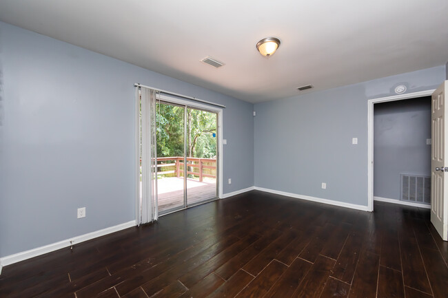 Building Photo - 4713 Belle Plaine Dr