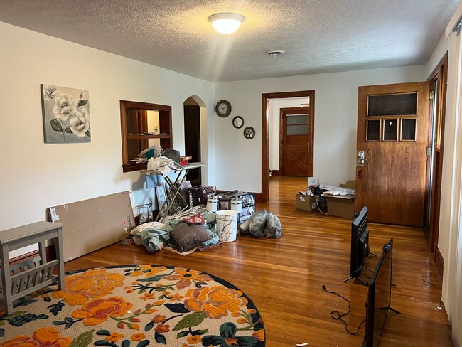 Building Photo - One Level Home! 3bed/1 bath with extra-lar...