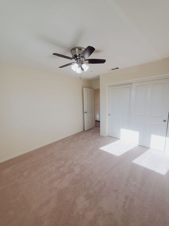 Building Photo - Spacious Condo 3 bedrooms, 2 bathrooms Built 2016