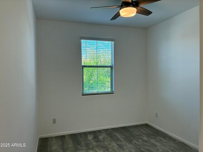 Building Photo - 813 S 107th Dr