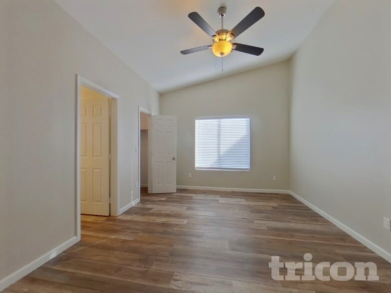 Building Photo - 857 E Saragosa St