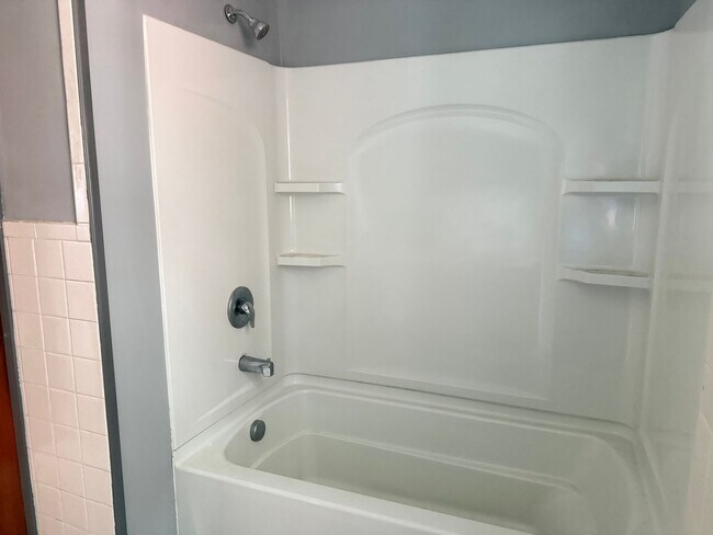 Building Photo - Beautiful 3 Bedroom 1 bathroom Cape Cod with Bonus Room!