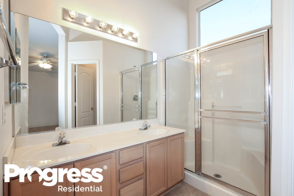 Building Photo - 8547 W Laurel Ln