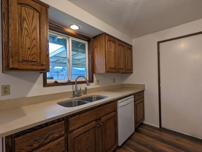 Building Photo - Great 3-Bedroom, 2-Bath Home In A Cul-De-Sac!